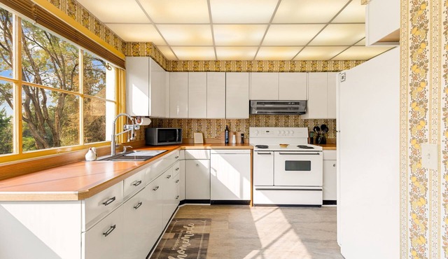 Spacious 6-bedroom house with AC and WiFi in delightful Redmond