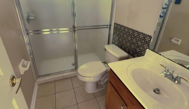 Spacious 6-bedroom house in charming Sanford with AC, laundry room, and parking.