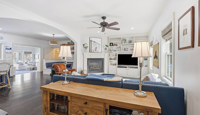 Spacious 6-bedroom house sleeps 12+ with pool, close to Tashmoo and pet friendly
