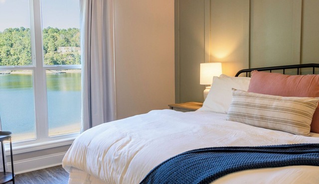 Spacious 6-bedroom house on beautiful Lewis Smith Lake