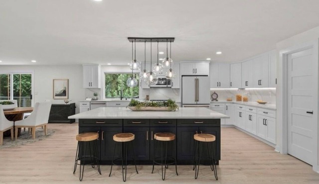 Spacious 6-bedroom house with AC and WiFi in wonderful Auburn