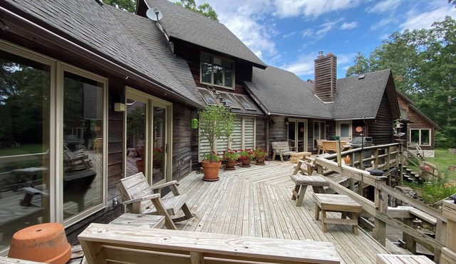 Spacious 6-bedroom house on 25 acres in the Ozarks w/hot tub and private trail!