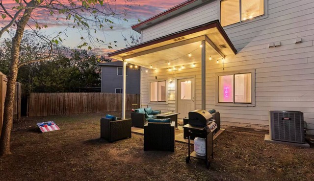 Spacious 6-bedroom house with WiFi, Backyard and AC in amazing Austin!