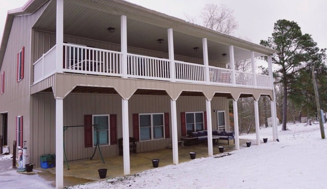 Spacious 6-bedroom house in charming Benton with AC