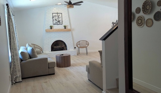 Spacious 6-bedroom house in marvelous Clovis with WiFi, AC