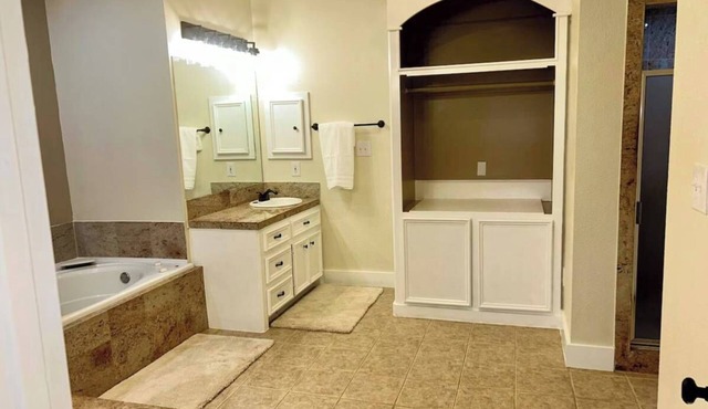 Spacious 6-bedroom house in charming Conroe on a stocked pond