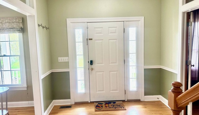 Spacious 6-bedroom house with AC in Hudson