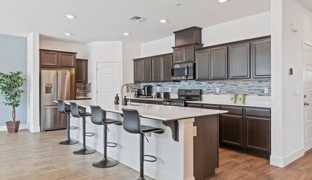Spacious 6-bedroom house in fabulous Merced with WiFi, Near Hospitals and Dining