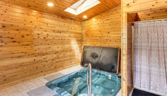Spacious 6 bedroom house, AC, fitness room in charming cove Bay Area