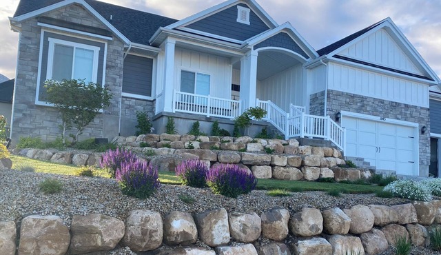 Spacious 6-bedroom house in Salem, UT with AC and an outdoor basketball court