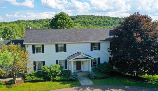 Spacious 6-bedroom house with AC, fitness room, pool, WiFi in charming Vestal