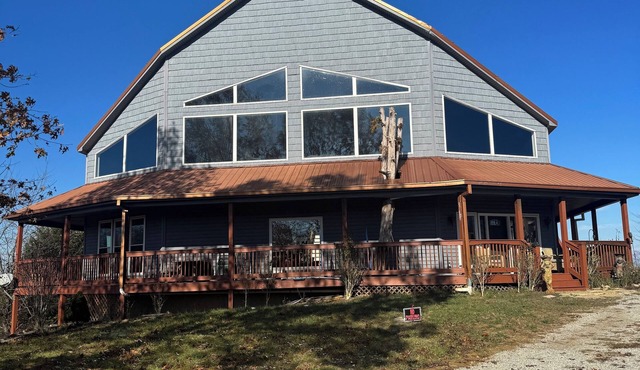 Spacious 6-bedroom lodge over looks Taylorsville lake on the bourbon trail