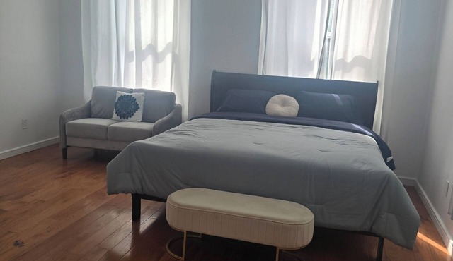 Spacious 6-bedroom luxury in charming Cincinnati with large parking