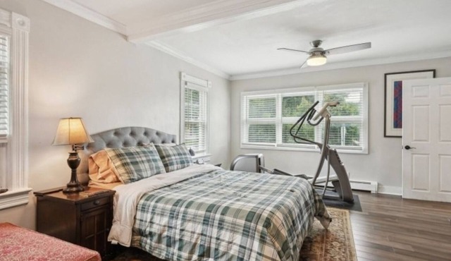 Spacious 6-bedroom lake house in lovely Sparta with Hot Tub and Sauna