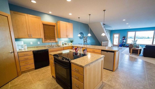 Spacious 6 Bedroom Lake Front Home with Beautiful Lake Views!