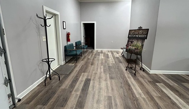 Spacious 6-bedroom lodge in beautiful Hollwood with WiFi, AC