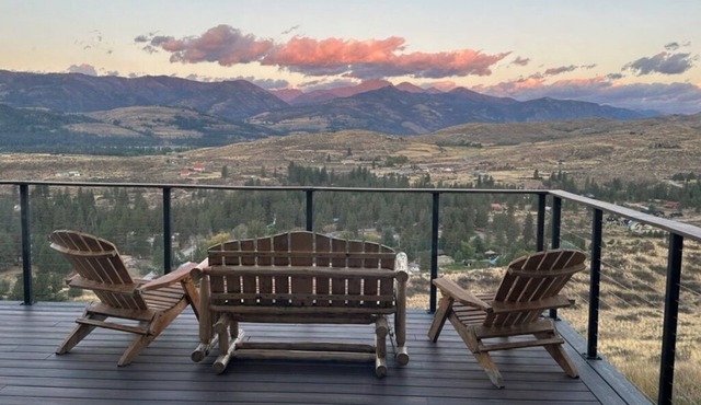 Spacious 6-bedroom lodge/house overlooking charming Winthrop with WiFi, AC