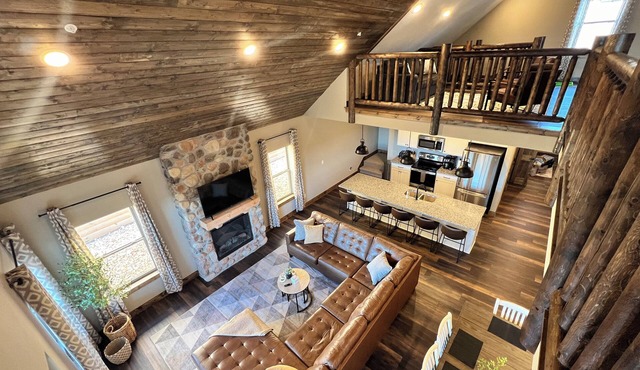 Spacious 6-bedroom lodge with stunning lake views of Table Rock Lake in Branson!