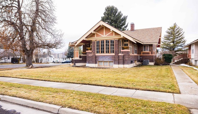 Spacious 6-bedroom National Historic home with WiFi, AC in beautiful Malad City