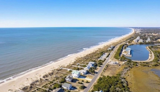 Spacious 6-bedroom Oceanfront home! Pet Friendly! Sleeps 14!