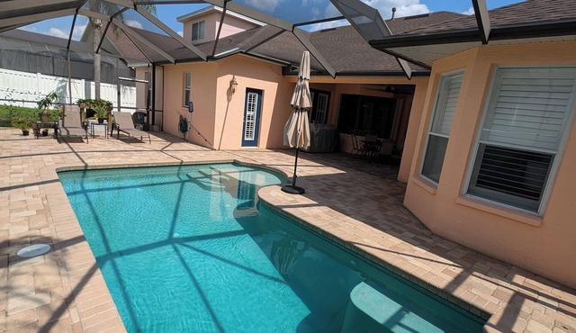 Spacious 6-bedroom oasis with in gated North Tampa Suburb