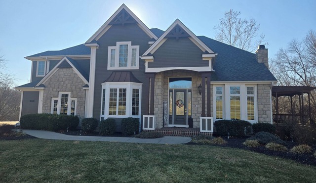 Spacious 6-bedroom private house with a pool outside of Kansas City