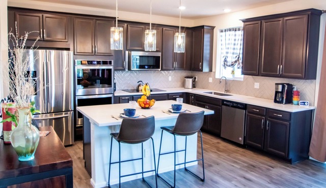 Spacious 6-Bedroom Retreat, Gym + Office