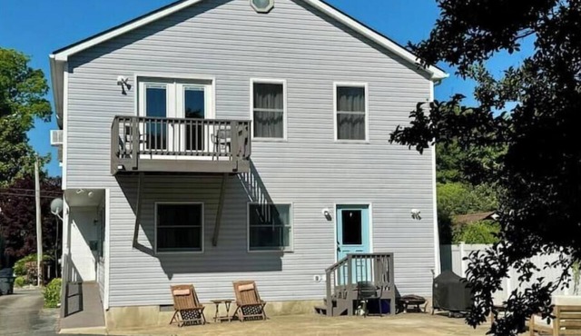 Spacious 6-Bedroom Solomons Island Retreat Walk to Waterfront & Shops