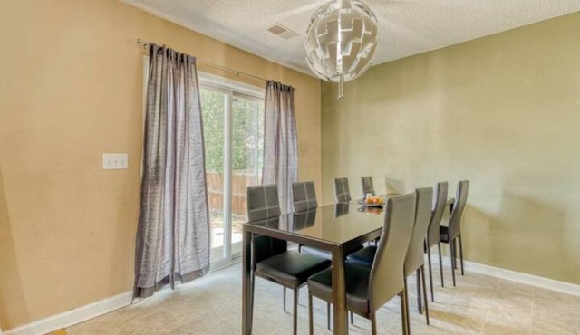 Spacious 6-Bedroom Southern Comfort Home for Graduations and Family Situations