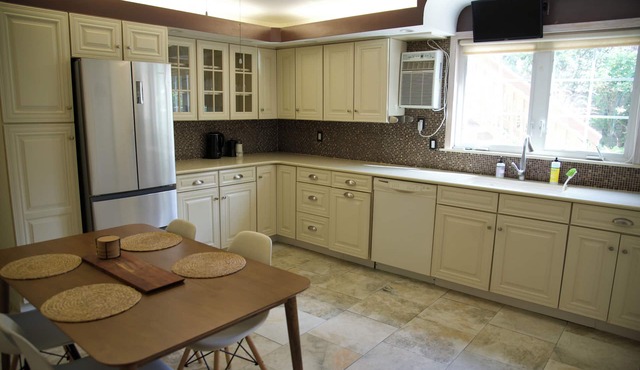 Spacious 6-bedroom townhome 45mins from World Cup