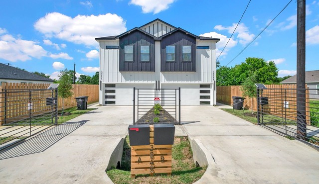Spacious 6-bedroom townhome with AC, WiFi in Houston - Perfect for Groups
