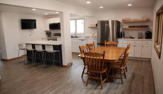 Spacious 6-bedroom farmhouse in lovely Chamberlain