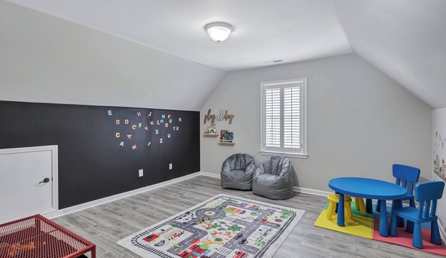 Spacious 6-bedroom house in Fayetteville with Pool and Full Basement Sleeps 20