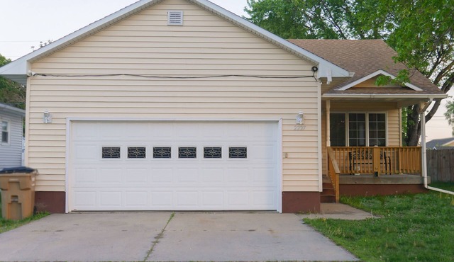 Spacious 6-bedroom house in Grand Island. Centrally located home.