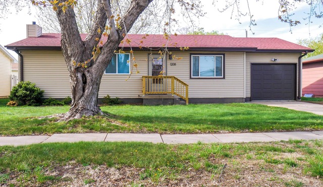 Spacious 6-bedroom farmstyled house near Downtown in Grand Island