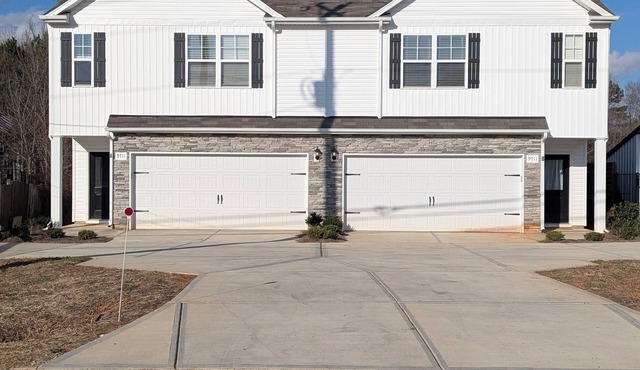 Spacious 6-bedroom townhome in welcoming Huntersville with WiFi, AC