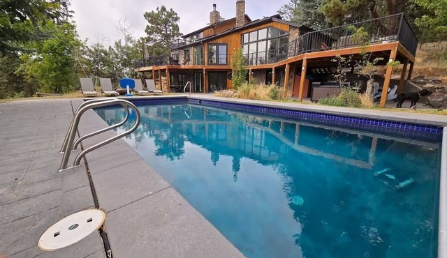 Spacious 6-bedroom house in fabulous Indian Hills with pool/hot tub