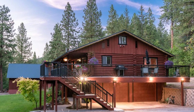 Spacious 6 bedroom home with hot tub, theater and just 5 minutes to town!