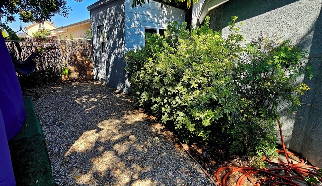 Spacious 6-bedroom Dorm Room lodge with AC in charming Los Angeles