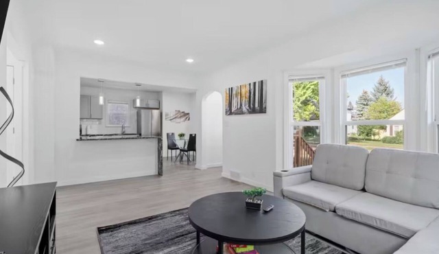 Spacious 6-bedroom house in fabulous Minneapolis with WiFi, AC