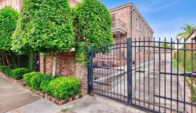 Spacious 6-bedroom condo in the historic Garden District for the Super Bowl!
