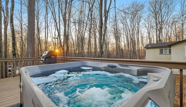 Spacious 6 Bedroom Pocono Retreat by the Lake