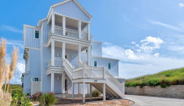 Spacious 6-bedroom house in charming Port Aransas, with ocean views and a pool