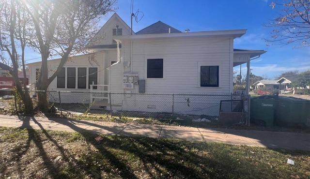Spacious 6-bedroom house with WiFi and AC in welcoming San Antonio