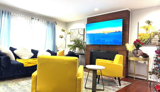 Spacious 6-bedroom house in charming Silver Spring with WiFi, AC