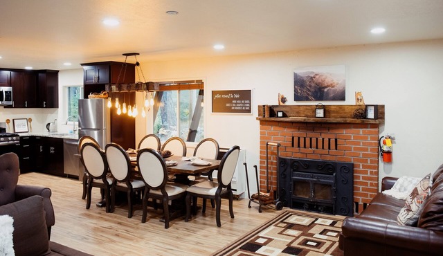 Spacious 6-Bedroom Tahoe Cabin, 9 minutes to Sierra Ski Resort! Mountain Views