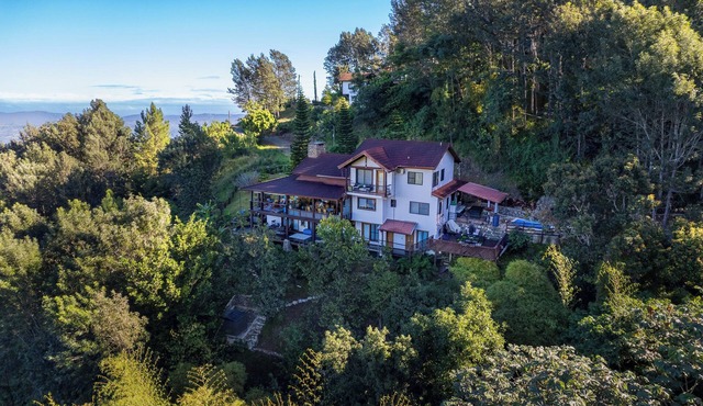 Spacious 6-Bedroom Villa With Stunning Views And Picuzzi in Charming Jarabacoa