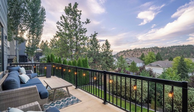 Spacious 6-bedroom, Views, King Beds, Hot Tub, Game Room near downtown Spokane