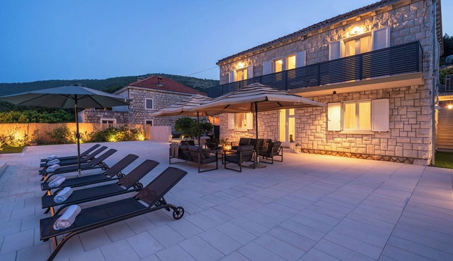 Spacious 6-bedroom villa in lovely Komolac with WiFi, AC