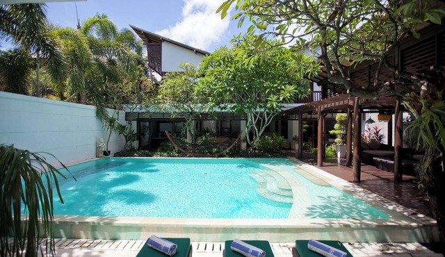 Spacious 6-bedroom villa near Mertasari Beach